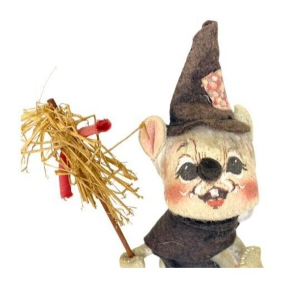 Annalee Mobilitee Halloween Dolls Witch Mouse with Broom 1965 1977 - Picture 1 of 9